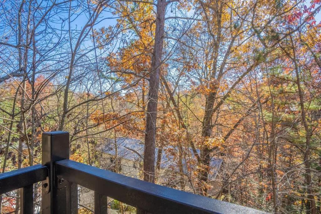 Sasquatch Lodge E Sleeps 13 Гетлинбург Екстериор снимка